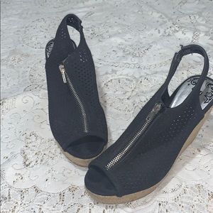 Black zipper wedges